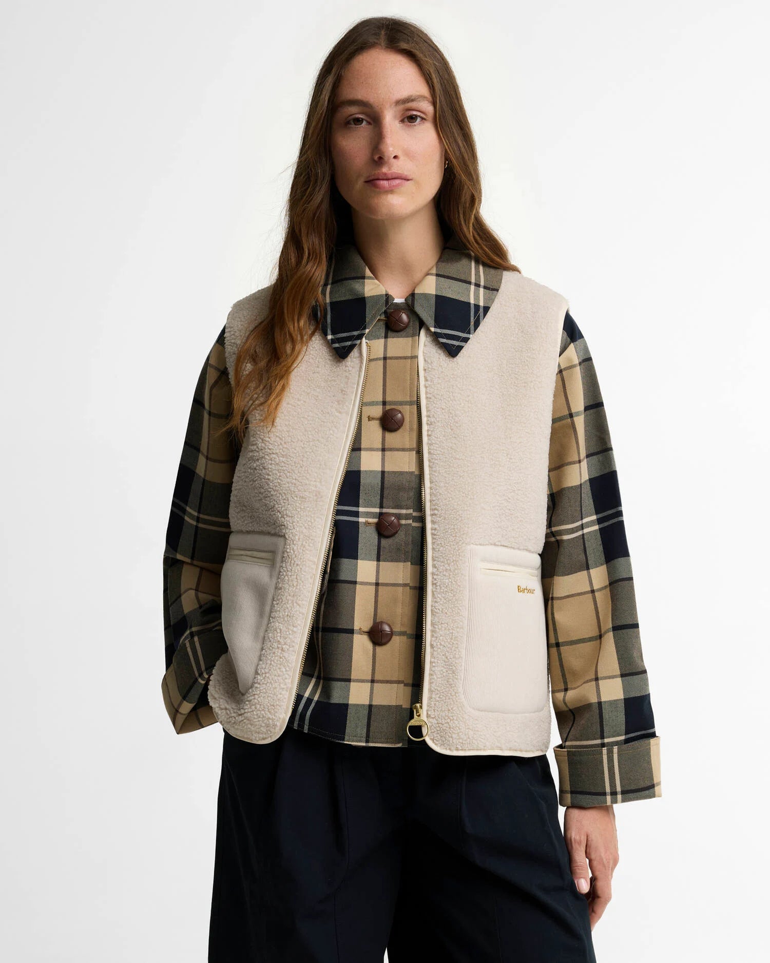 Mannequin portant le gilet sans manches beige Bainford Teddy BARBOUR sur une chemise à carreaux
