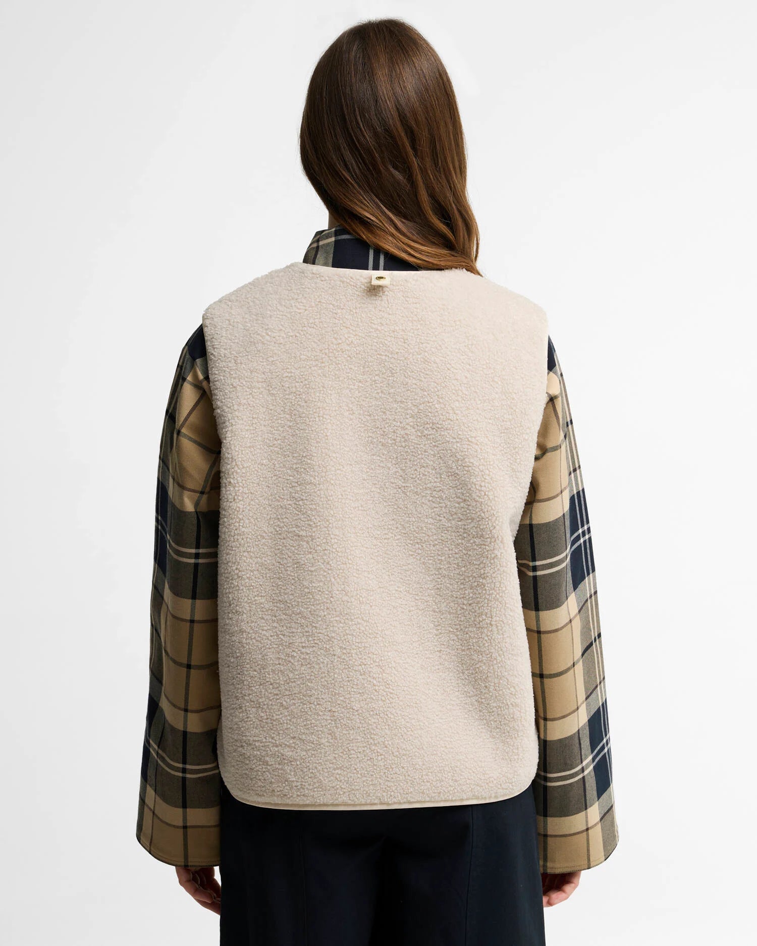 Vue de dos du gilet sans manches en moumoute beige Bainford Teddy Barbour