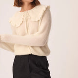 Vue de profil du gilet en super kid mohair crème Carlie DES PETITS HAUTS