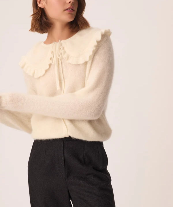 Vue de profil du gilet en super kid mohair crème Carlie DES PETITS HAUTS