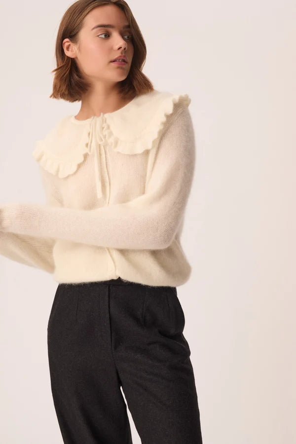 Vue de profil du gilet en super kid mohair crème Carlie DES PETITS HAUTS