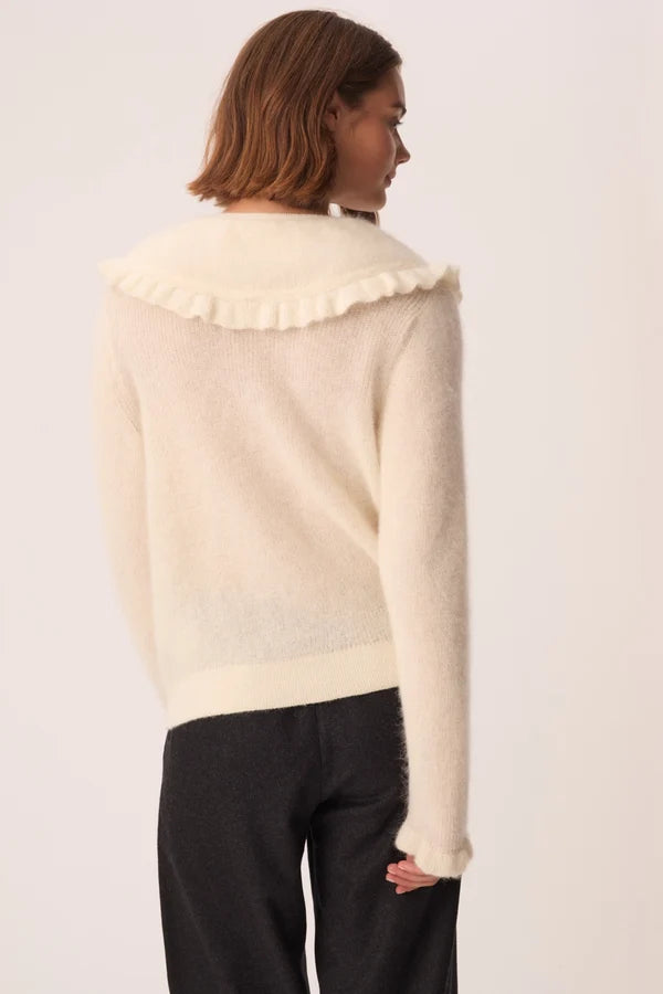 Vue de dos du gilet crème Carlie DES PETITS HAUTS mettant en valeur le grand col volanté