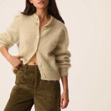 Gilet vert clair Brume Charles DES PETITS HAUTS porte ouvert avec pantalon en velours vert