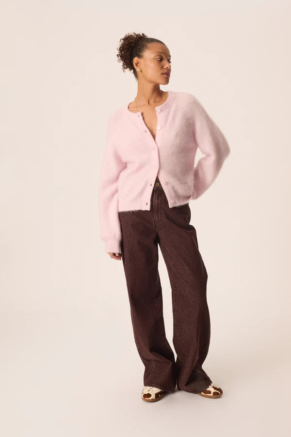 Vue d'ensemble du gilet en alpaga rose Colombine DES PETITS HAUTS porté avec un jean large marron