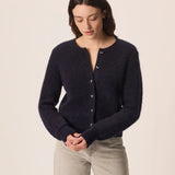 Modèle portant le gilet court bleu marine Cumin DES PETITS HAUTS avec un jean clair