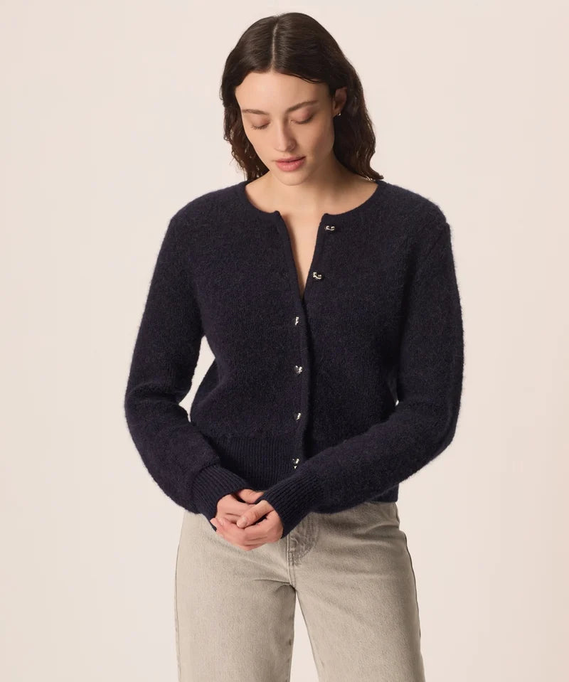 Modèle portant le gilet court bleu marine Cumin DES PETITS HAUTS avec un jean clair