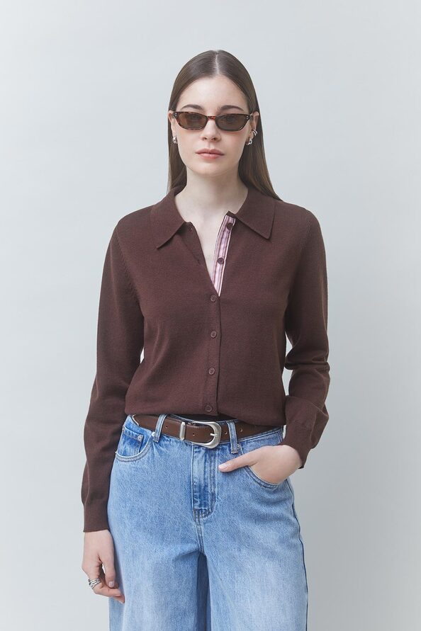Gilet en maille fantaisie couleur café à col chemise SUNCOO FEMME Galla porté de face