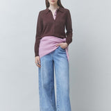 Look complet avec le gilet café Galla SUNCOO FEMME, jean wide-leg bleu clair et maille rose nouée