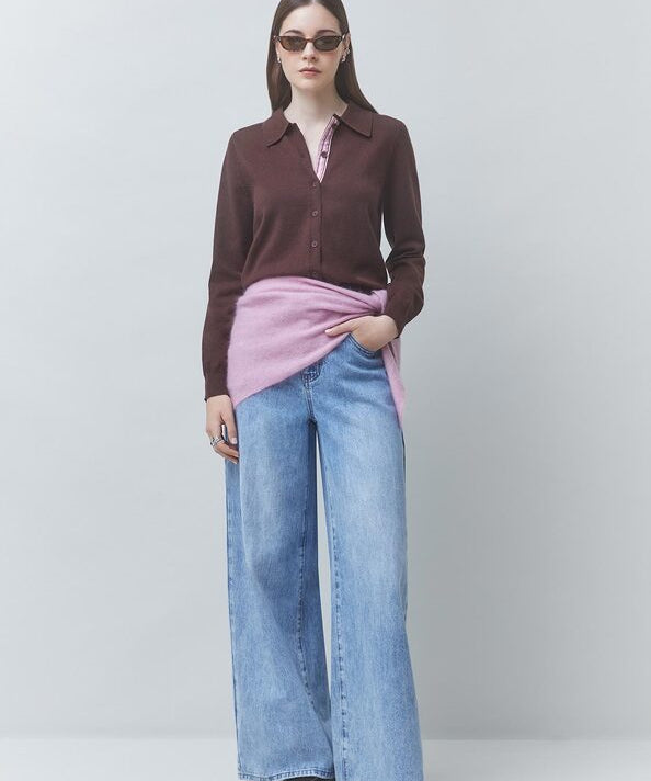Look complet avec le gilet café Galla SUNCOO FEMME, jean wide-leg bleu clair et maille rose nouée