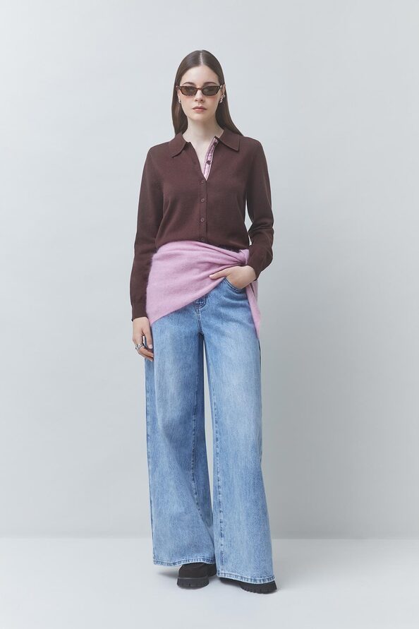 Look complet avec le gilet café Galla SUNCOO FEMME, jean wide-leg bleu clair et maille rose nouée