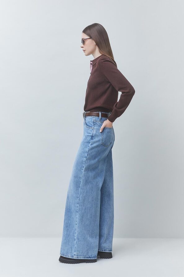 Vue de profil du gilet couleur café SUNCOO FEMME Galla porté avec un jean large
