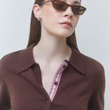 Gros plan sur le col chemise et la sous-patte à rayures du gilet café SUNCOO FEMME Galla