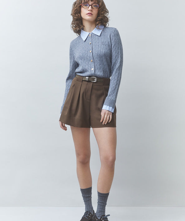Gilet torsadé gris chiné SUNCOO FEMME Gasti porté de face avec col chemise rayé et short marron