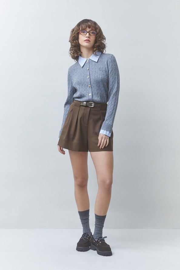 Gilet torsadé gris chiné SUNCOO FEMME Gasti porté de face avec col chemise rayé et short marron
