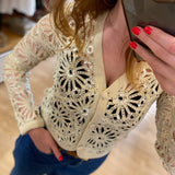 Gilet en crochet fleurs avec sequins discrets Dario - Beige - SUNCOO