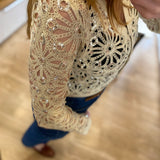 Gilet en crochet fleurs avec sequins discrets Dario - Beige - SUNCOO