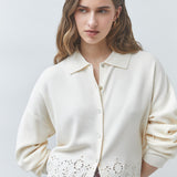 Gilet ajouré blanc cassé à col chemise SUNCOO FEMME Gaiari porté de face