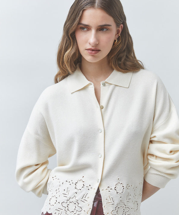 Gilet ajouré blanc cassé à col chemise SUNCOO FEMME Gaiari porté de face