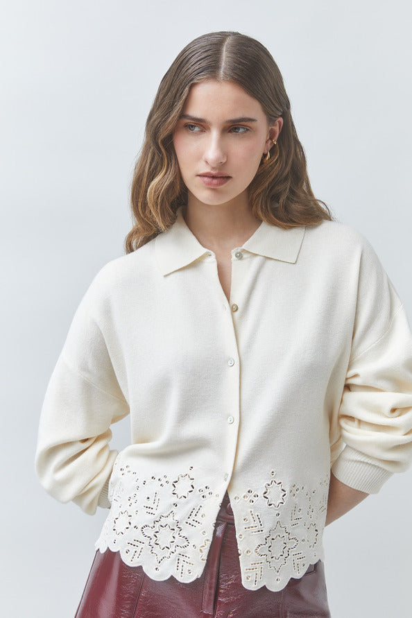 Gilet ajouré blanc cassé à col chemise SUNCOO FEMME Gaiari porté de face