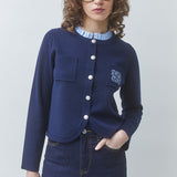 Gilet bicolore bleu nuit SUNCOO FEMME Geola porté de face avec col plissé bleu ciel et boutons argentés