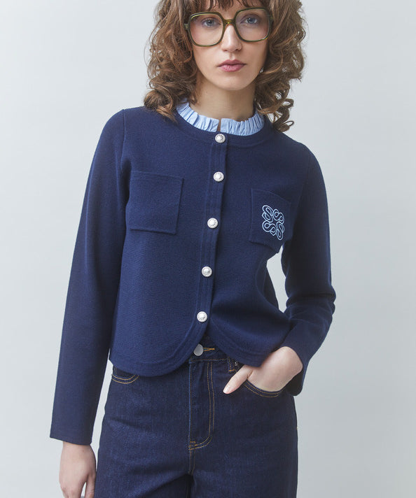 Gilet bicolore bleu nuit SUNCOO FEMME Geola porté de face avec col plissé bleu ciel et boutons argentés