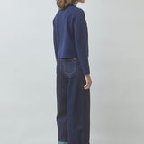 Vue de profil du gilet bicolore bleu nuit SUNCOO FEMME Geola porté avec un jean large