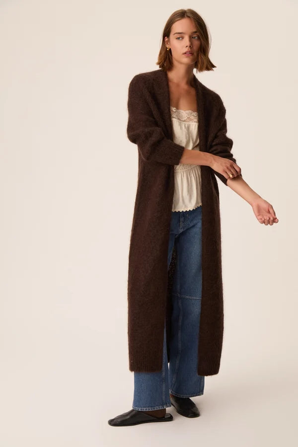 Vue de face du gilet long ouvert Aurore DES PETITS HAUTS couleur chocolat