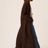 Modèle en mouvement portant le gilet long ample Aurore DES PETITS HAUTS