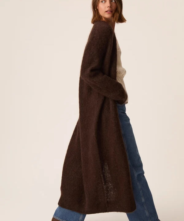 Modèle en mouvement portant le gilet long ample Aurore DES PETITS HAUTS