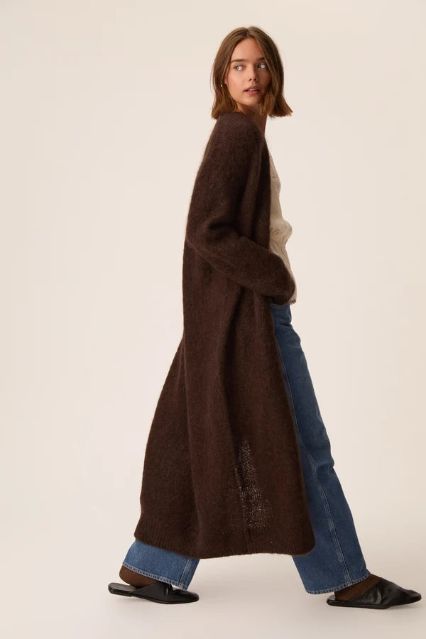 Modèle en mouvement portant le gilet long ample Aurore DES PETITS HAUTS