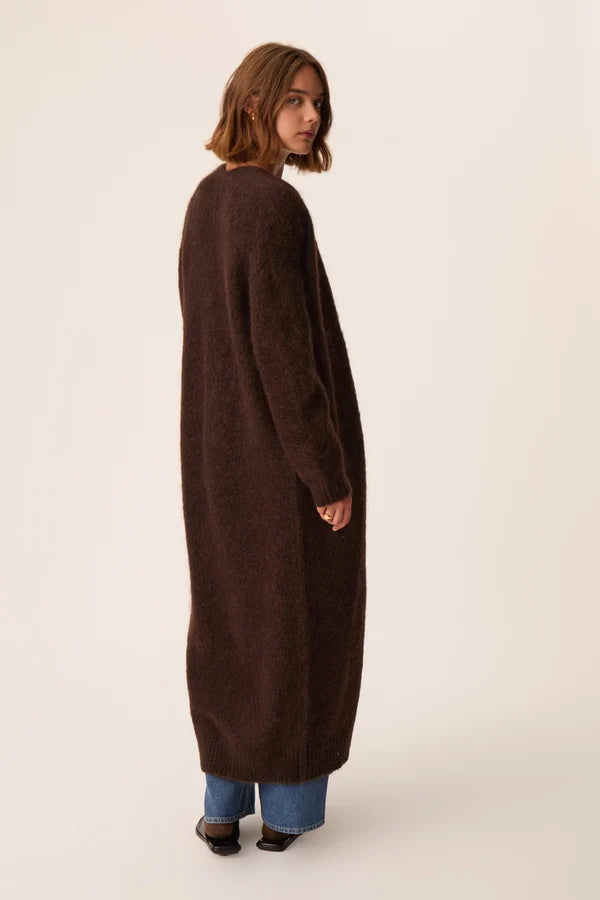 Vue de dos du gilet long marron Ourson Aurore DES PETITS HAUTS