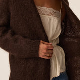 Zoom sur la texture en maille kid mohair marron et le détail de poignet du gilet Aurore DES PETITS HAUTS