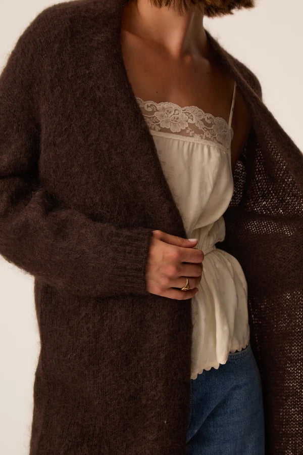 Zoom sur la texture en maille kid mohair marron et le détail de poignet du gilet Aurore DES PETITS HAUTS