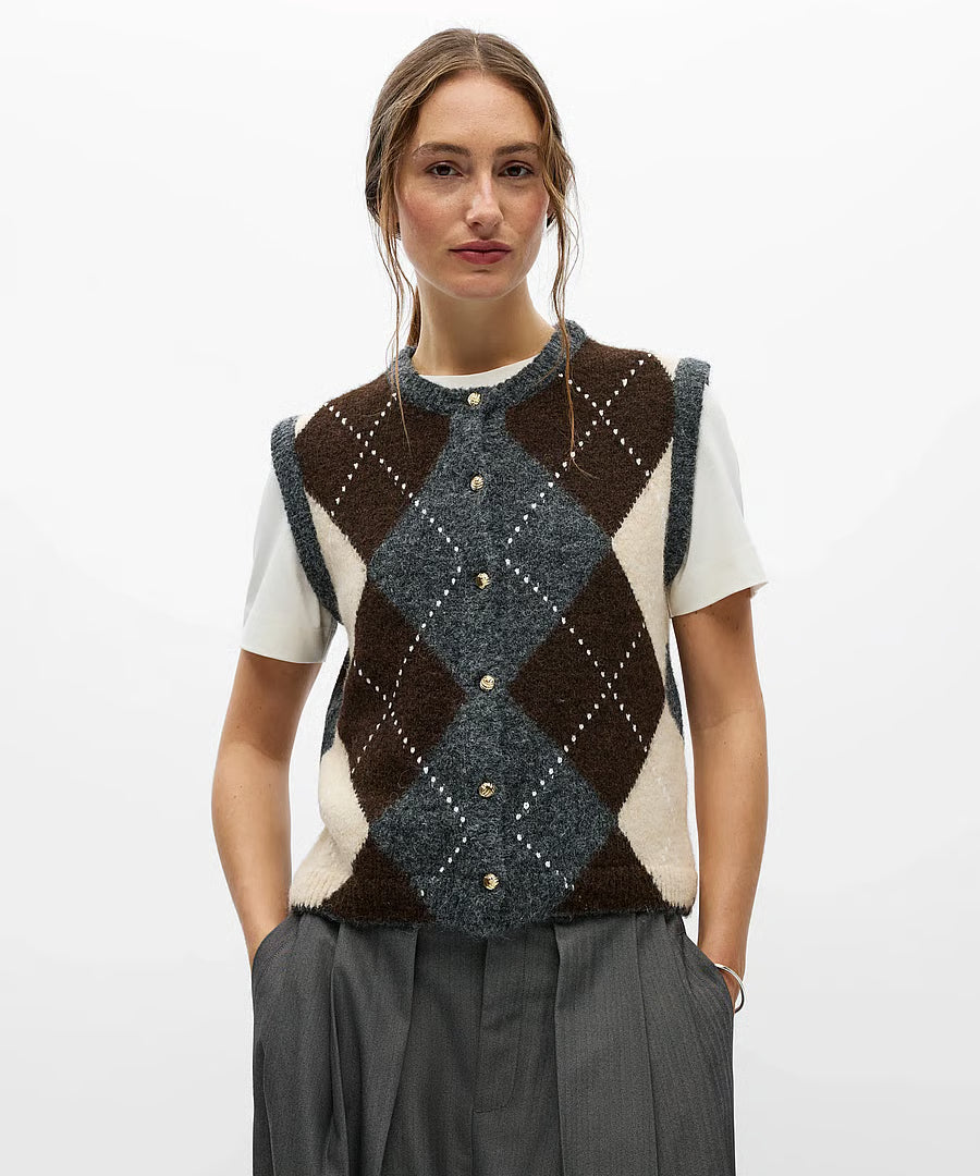 Gilet sans manches en maille gris mélangé et marron à motif losanges OBJECT Objbrenda avec boutons dorés porté de face