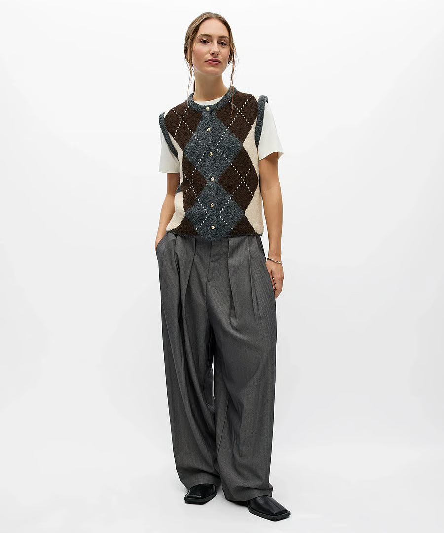 Gilet tricoté sans manches à motif argyle OBJECT Objbrenda porté en silhouette entière avec t-shirt blanc et pantalon à pinces gris et des mocassins