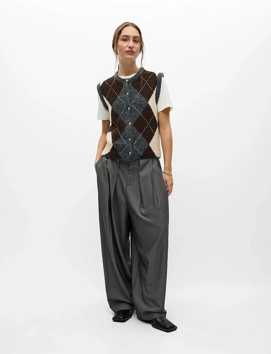 Gilet tricoté sans manches à motif argyle OBJECT Objbrenda porté en silhouette entière avec t-shirt blanc et pantalon à pinces gris et des mocassins