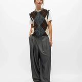 Gilet tricoté sans manches à motif argyle OBJECT Objbrenda porté en silhouette entière avec t-shirt blanc et pantalon à pinces gris et des mocassins