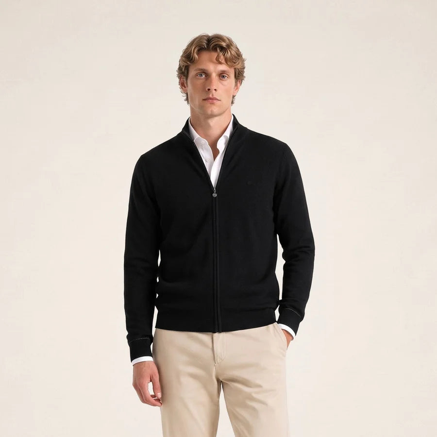 Visuel porté de face du gilet zippé à col montant noir en laine mérinos SERGE BLANCO Malone sur une chemise blanche
