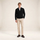 Silhouette complète portée avec le gilet noir Malone SERGE BLANCO, pantalon beige et chaussures marron