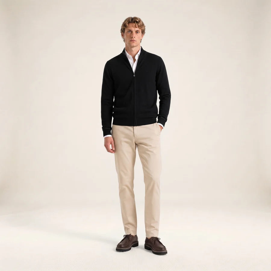 Silhouette complète portée avec le gilet noir Malone SERGE BLANCO, pantalon beige et chaussures marron