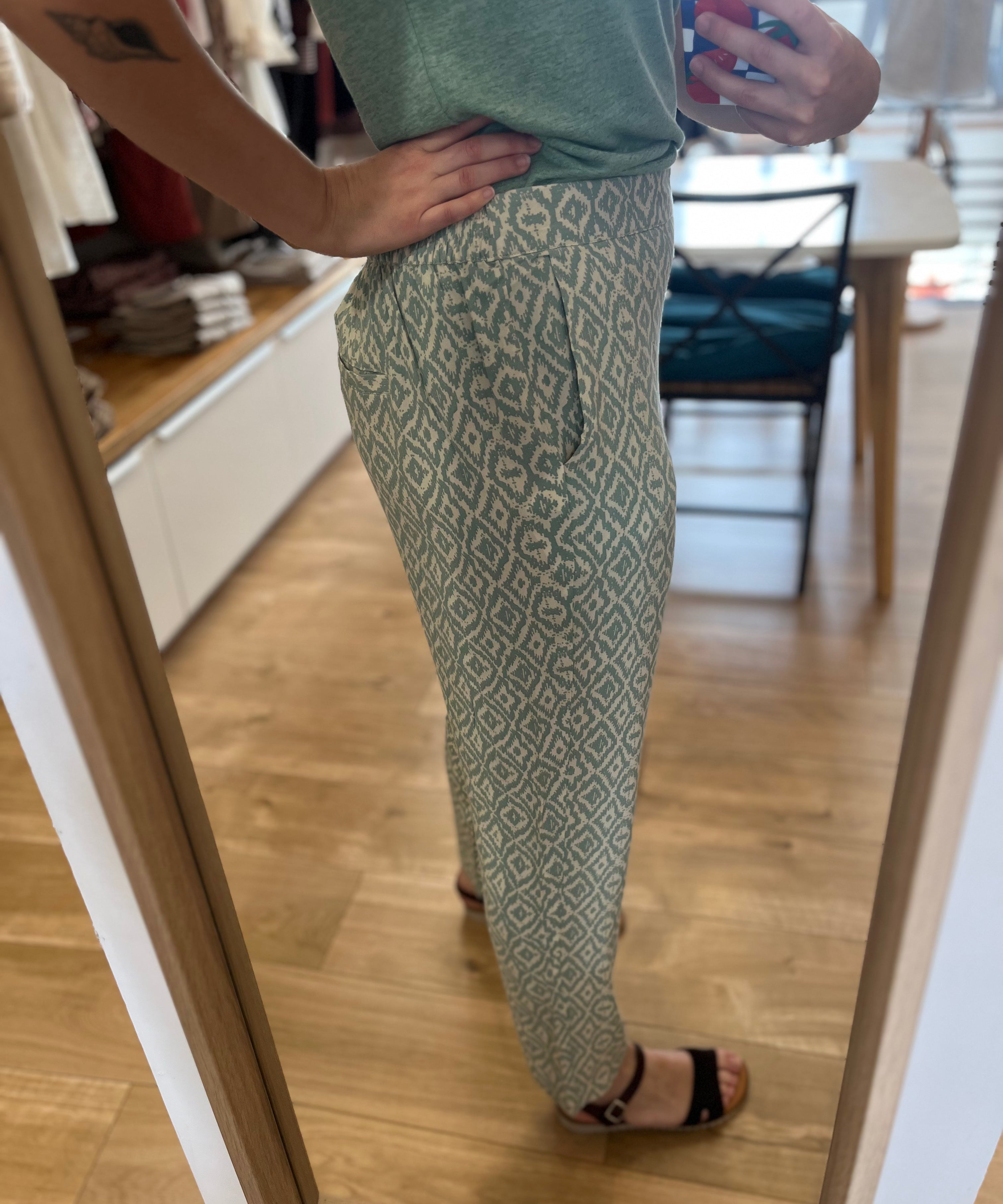 Pantalon droit fluide imprimé Vildj - Vert Sauge - SUN VALLEY FEMME