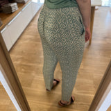 Pantalon droit fluide imprimé Vildj - Vert Sauge - SUN VALLEY FEMME