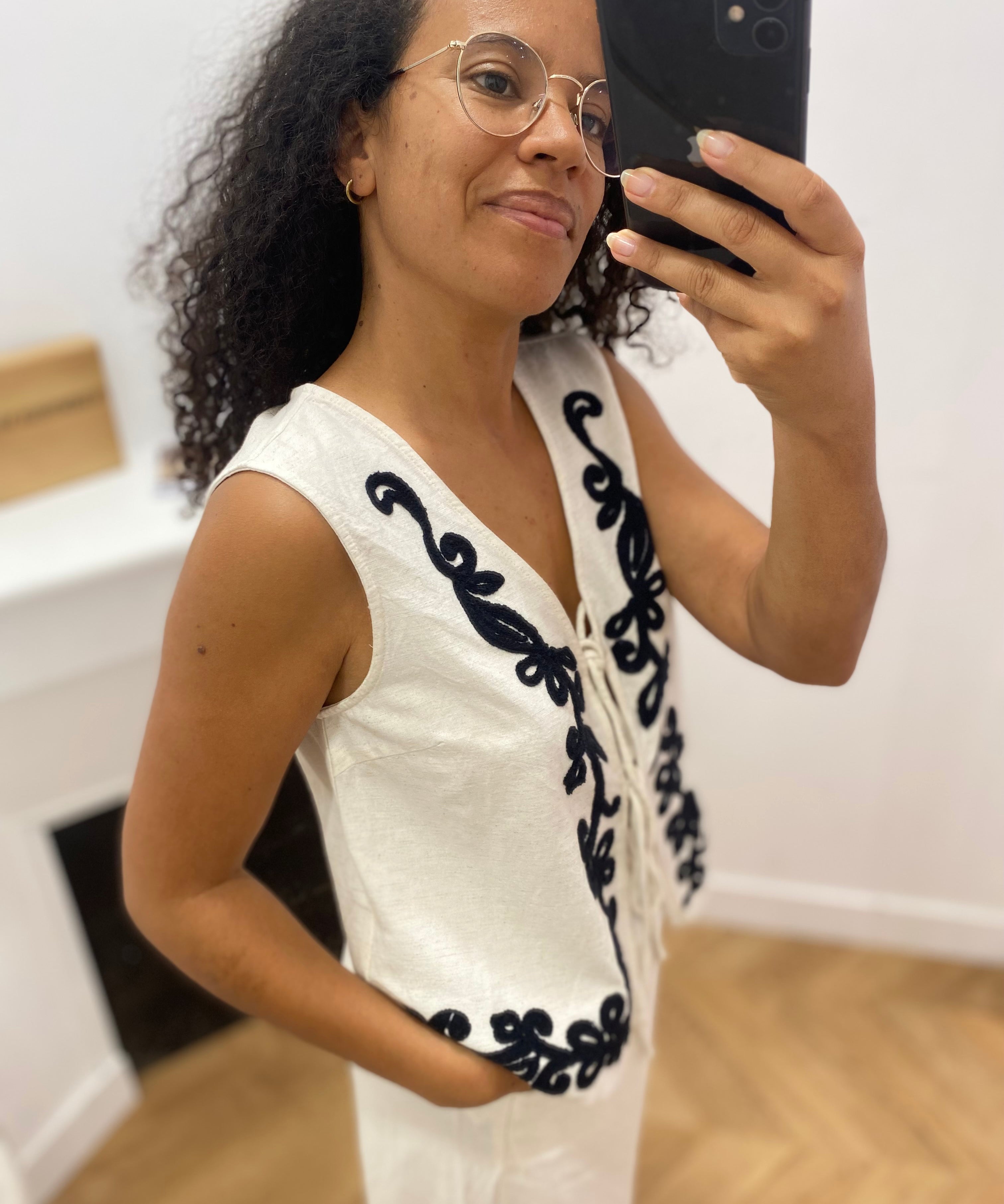 Gilet sans manches brodé avec liens à nouer Vipolli - Super Light Natural Melan - VILA