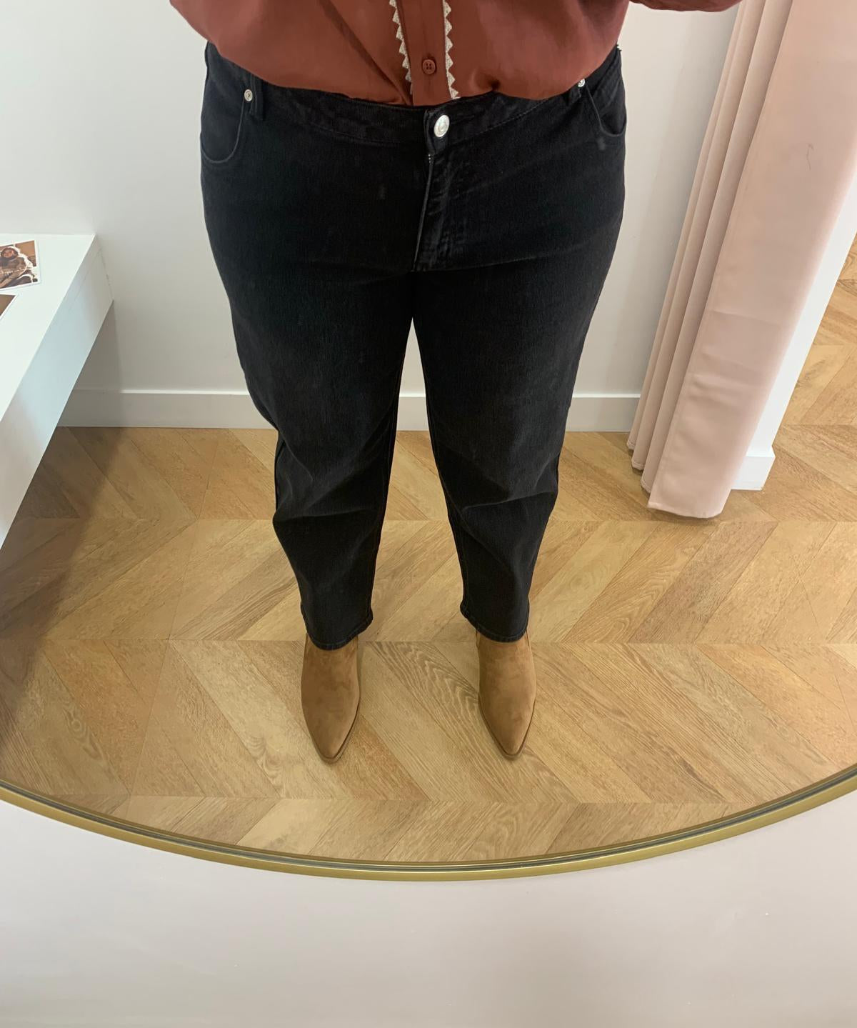 Vue de face du jean ballon noir Boho C'EST BEAU LA VIE porté avec des bottines camel