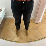 Vue de face du jean ballon noir Boho C'EST BEAU LA VIE porté avec des bottines camel