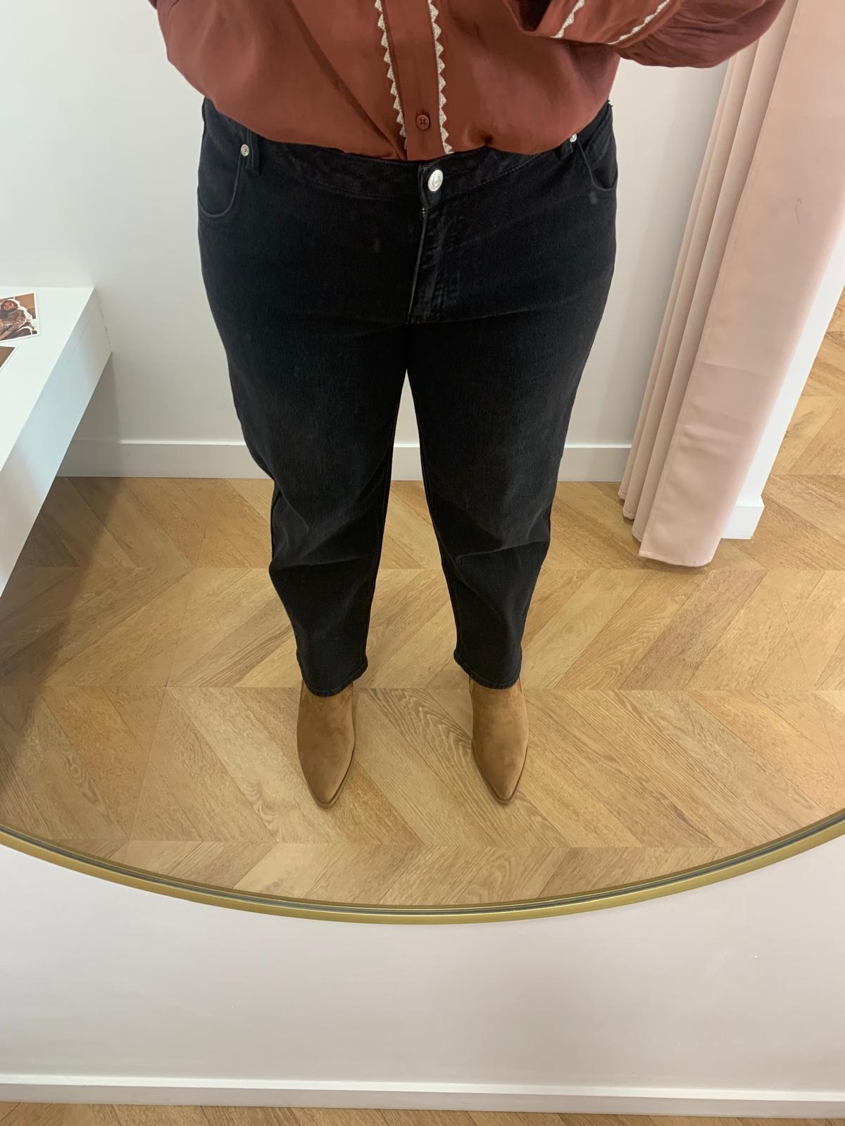 Vue de face du jean ballon noir Boho C'EST BEAU LA VIE porté avec des bottines camel