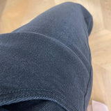 Zoom sur le tissu denim noir et la poche cavalière du jean Boho C'EST BEAU LA VIE