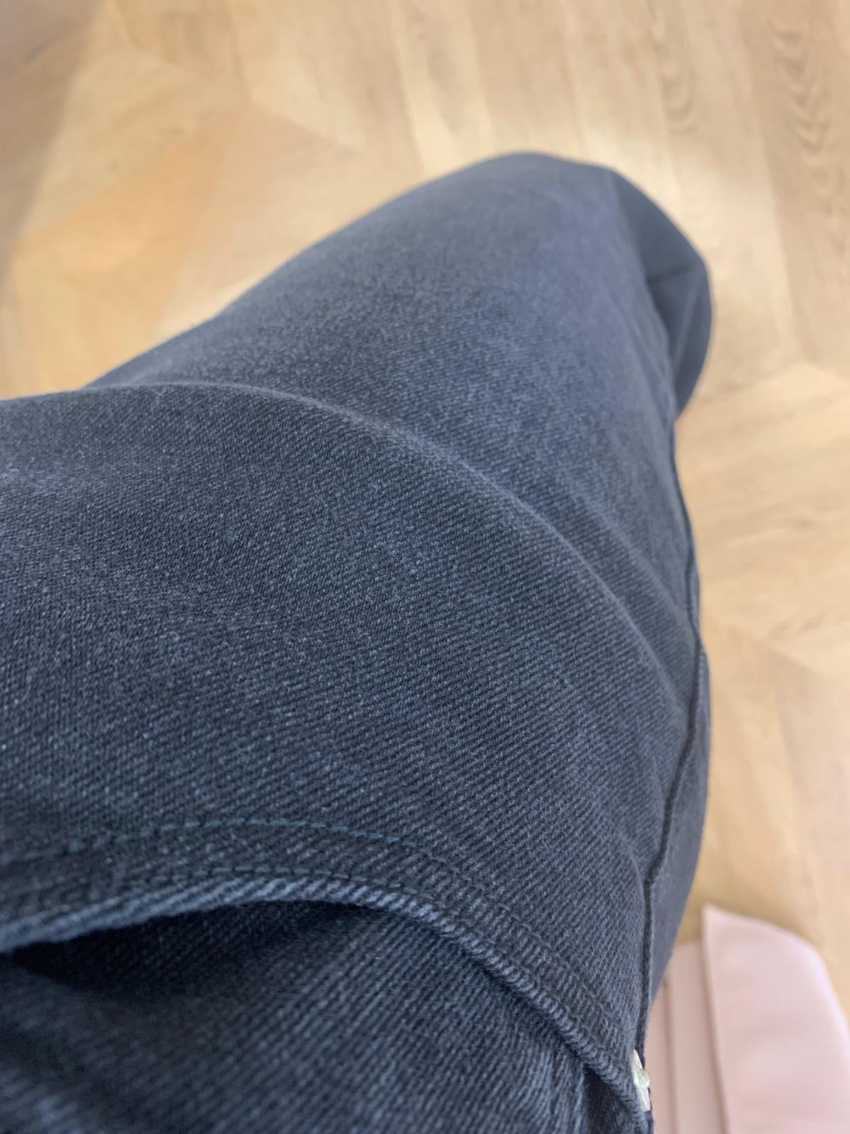 Zoom sur le tissu denim noir et la poche cavalière du jean Boho C'EST BEAU LA VIE