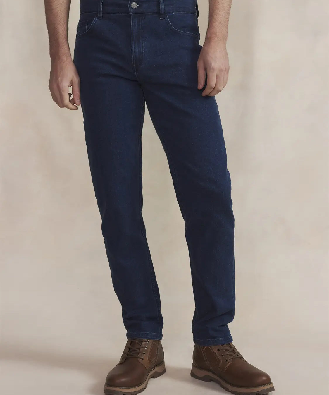 Jean slim indigo pour homme TBS Benjipoc avec ceinture semi-élastiquée porté de face