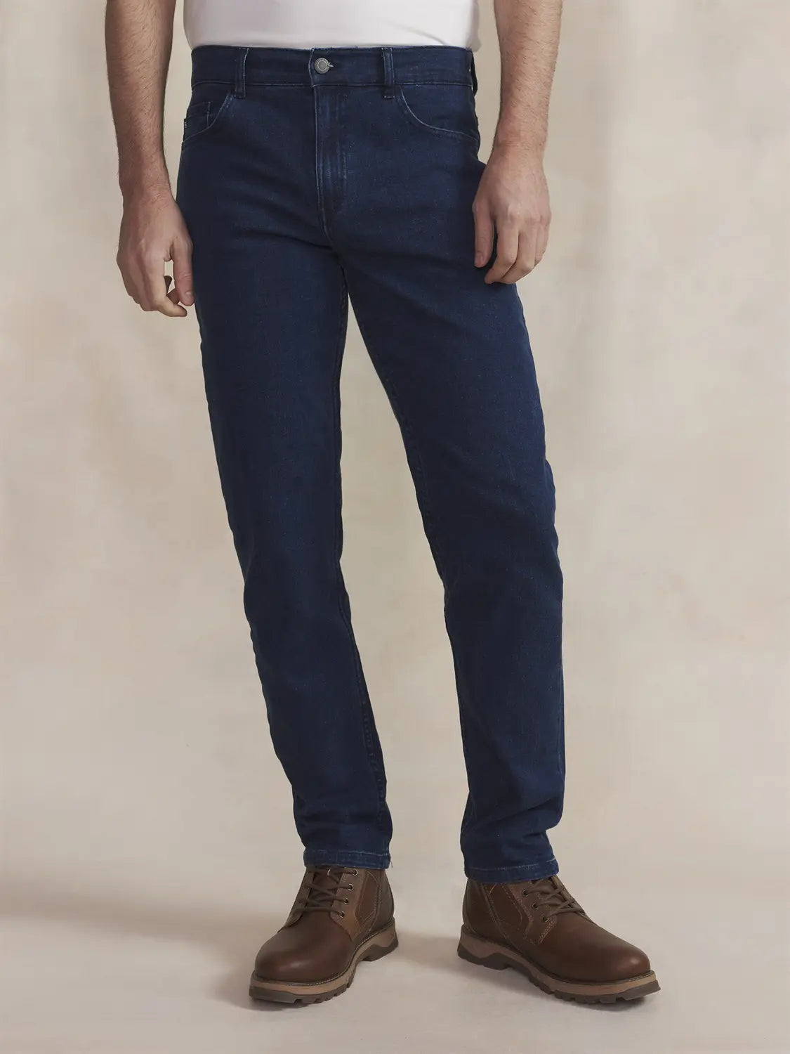 Jean slim indigo pour homme TBS Benjipoc avec ceinture semi-élastiquée porté de face